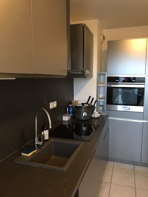 ثلاجة، ميكروويف، موقد طهي مسطح، غسالة أطباق