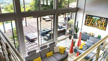 Phòng phong cách cổ điển | Nệm có lớp đệm bông, két bảo mật tại phòng