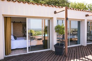 Tweepersoonskamer, 1 slaapkamer, uitzicht op zwembad | Pillowtop-bedden, een kluis op de kamer, gratis wifi, beddengoed