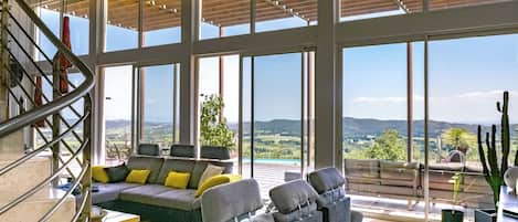 80-cm Smart TV with digital channels