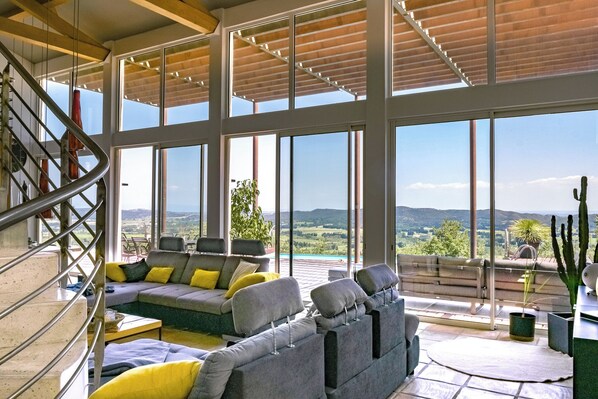 En 80-centimeters smart-TV med digitale kanaler