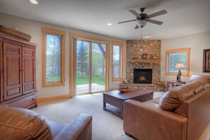 Smart TV, fireplace - New Listing! Discount Golf Privileges - 20 Mins to Wolf Creek Ski (South Fork)
