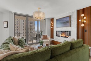 Apartamento, 3 habitaciones | Zona de estar | Una Smart TV