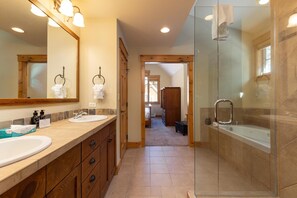 Casa de ciudad, 3 habitaciones | Baño | Toallas y shampoo 