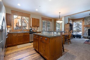 Maison mitoyenne, 3 chambres | Cuisine privée | Réfrigérateur, four, cafetière/bouilloire, grille-pain