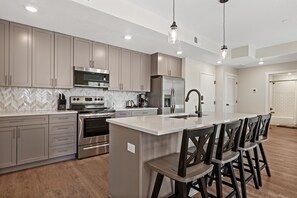 Apartment, 2 Schlafzimmer | Eigene Küche | Kühlschrank, Ofen, Wasserkocher mit Kaffee-/Teezubehör, Toaster