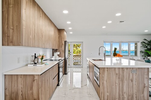 Luxury condo with stunning intracoastal water views, near downtown West Palm Bch