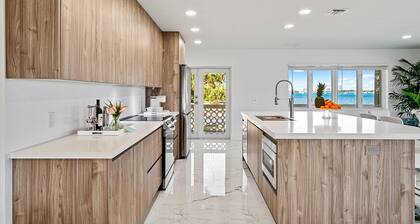 Luxury condo with stunning intracoastal water views, near downtown West Palm Bch