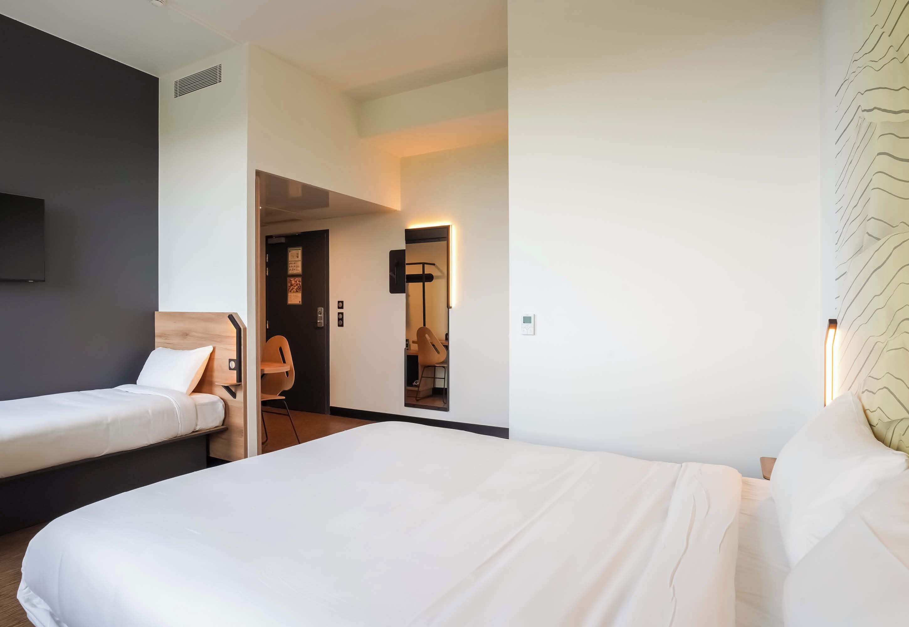 办公桌、笔记本电脑工作区、隔音、免费 WiFi