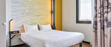 Escritorio y espacio para trabajar con laptop