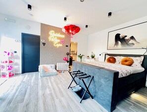 Quarto casal superluxo | Cortinas blackout, quartos à prova de som, ferros/tábuas de passar roupa