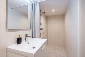 Haartrockner, Handtücher, Toilettenpapier