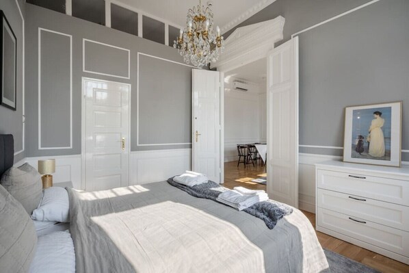 2 soverom, skrivebord, strykejern/-brett og wi-fi