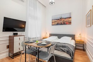 1 bedroom, iron/ironing board, WiFi, bed sheets - Classical mini studio with a modern touch! (Budapest)