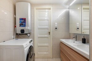 Hiustenkuivaaja, pyyhkeet, vessapaperi