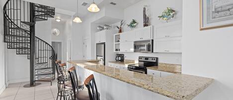 Condo, varias camas, cocina (SUNSET VILLA 3) | Cocina privada | Refrigerador, microondas, horno y parrilla de estufa