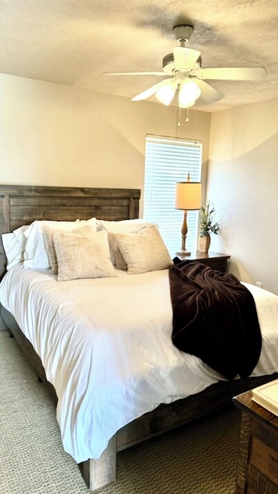 This little Nook, 1-bedroom apartment in delightful Madisonville with AC, WiFi.