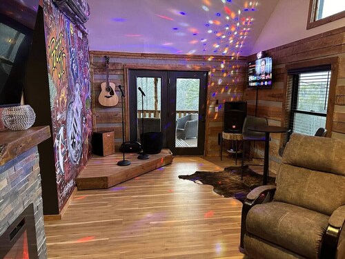 Karaoke, Hot Tub, 1G WiFi - The Rock House - LUX