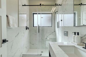 Dusche, Haartrockner, Handtücher, Seife
