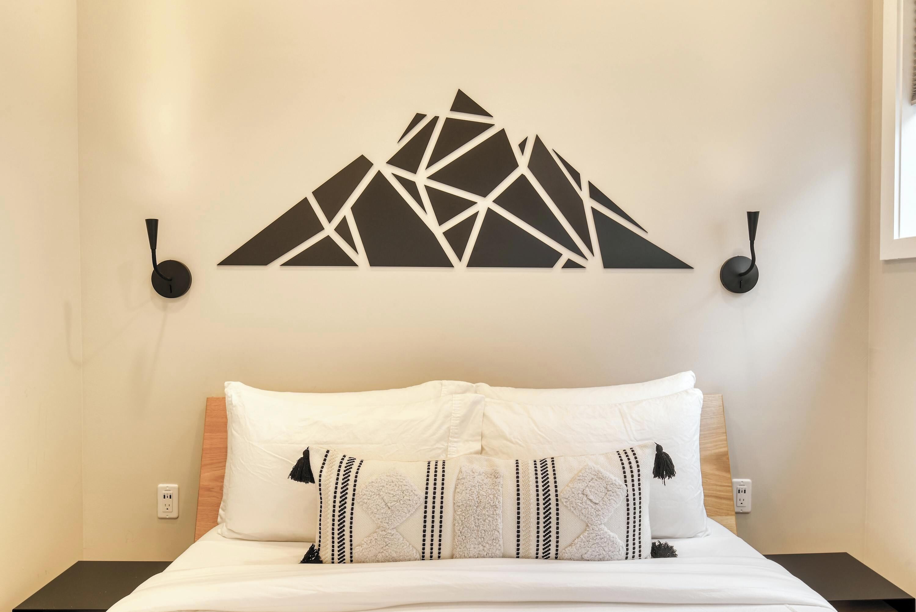 2 habitaciones, escritorio y tabla de planchar con plancha 