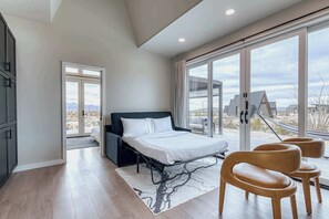 1 bedroom, desk, iron/ironing board, WiFi