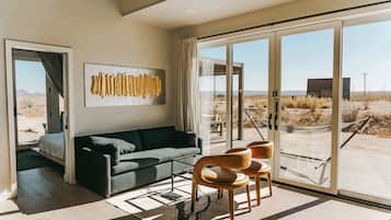 Een televisie, videogames, tafelvoetbal en boeken