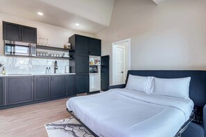 1 slaapkamer, een bureau, een strijkplank/strijkijzer, reisbedje