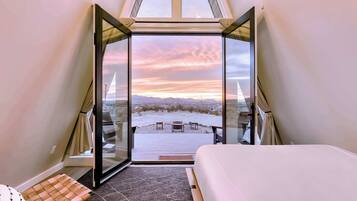 1 slaapkamer, een bureau, een strijkplank/strijkijzer, reisbedje