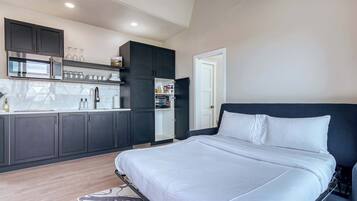 1 slaapkamer, een bureau, een strijkplank/strijkijzer, reisbedje