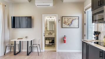 Réfrigérateur, four à micro-ondes, un four, surface de cuisson