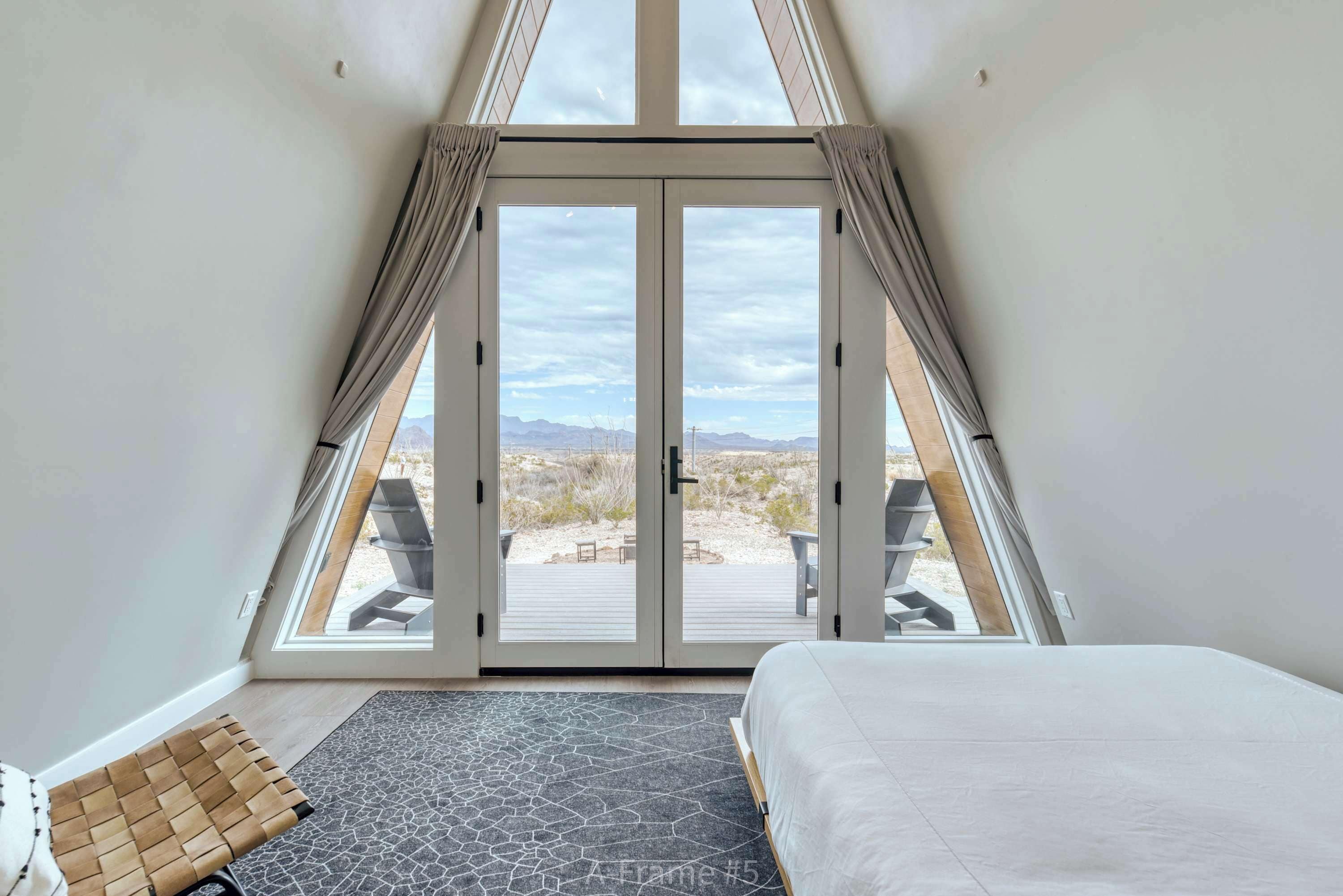 1 chambre, bureau, fer et planche à repasser, lit parapluie