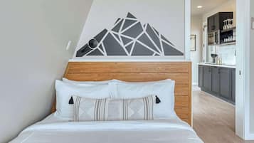 1 slaapkamer, een bureau, een strijkplank/strijkijzer, reisbedje