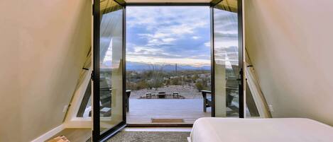 1 chambre, bureau, fer et planche à repasser, lit parapluie