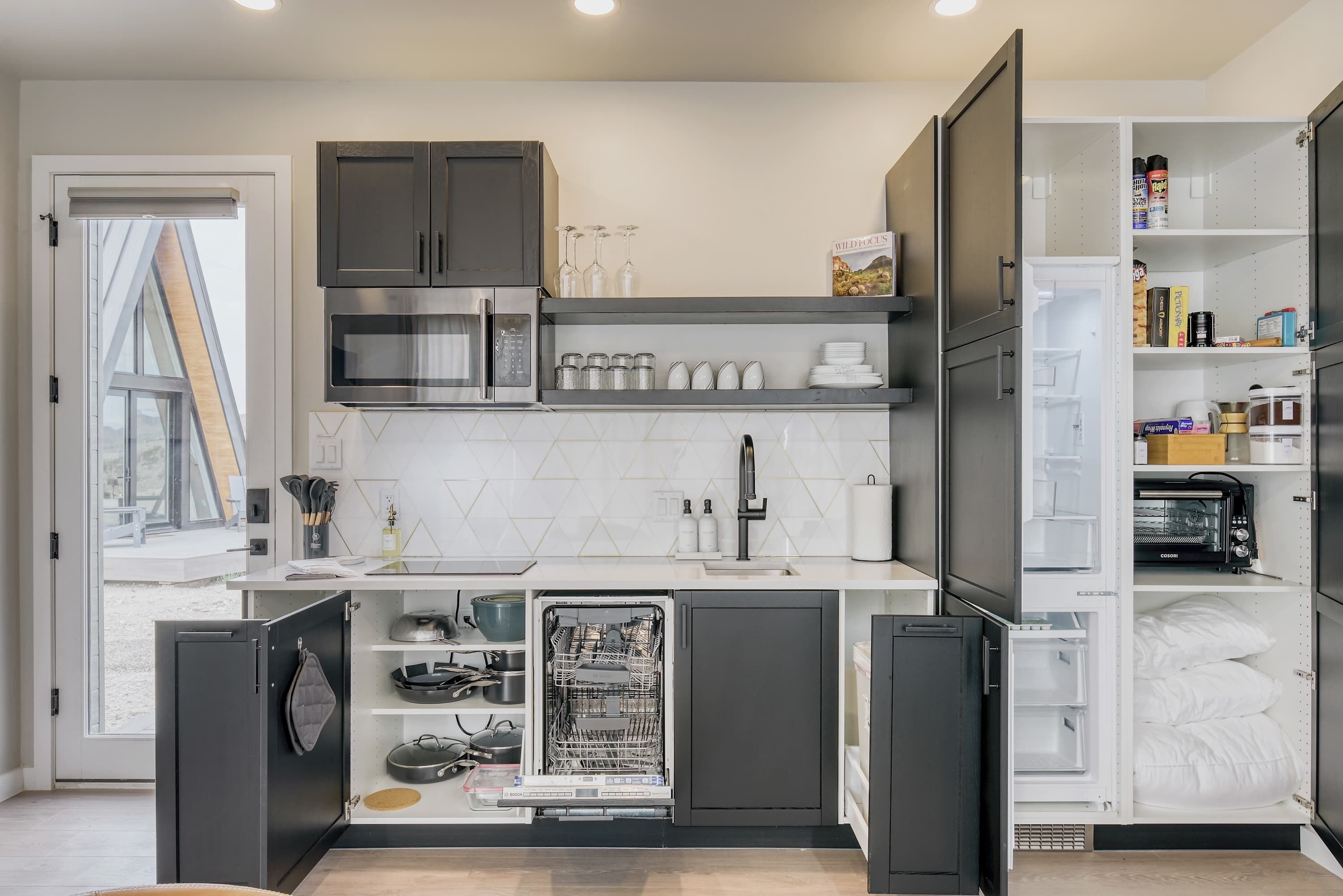 Frigorifero, microonde, forno, piano cottura