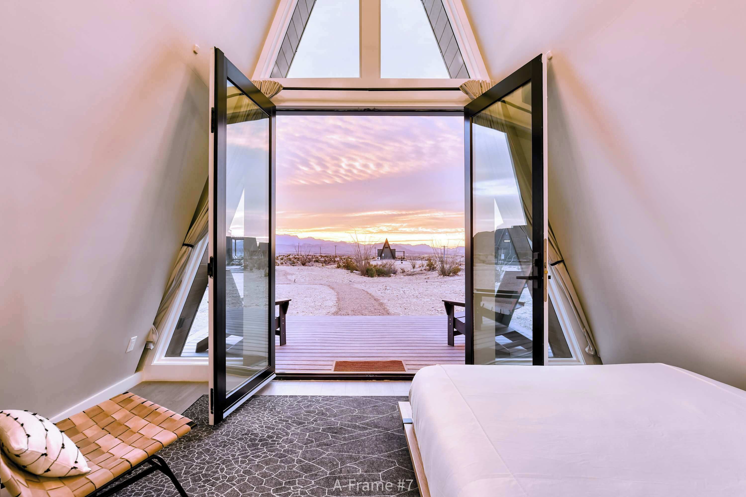 1 chambre, bureau, fer et planche à repasser, lit parapluie