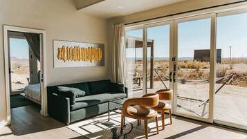 Fernseher, Videospiele, Bücher, Arbeitsbereiche