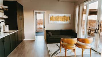 Een televisie, videogames en een kantoor