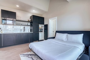 1 多间卧室、办公桌、熨斗/熨衣板、旅行婴儿床