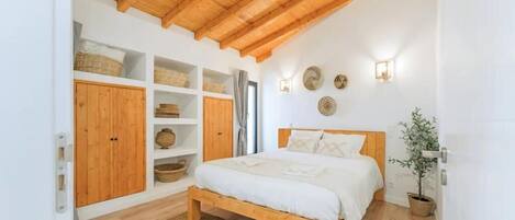 2 dormitorios, tabla de planchar con plancha, cuna de viaje