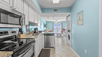 Een koelkast, een magnetron, een oven, een kookplaat