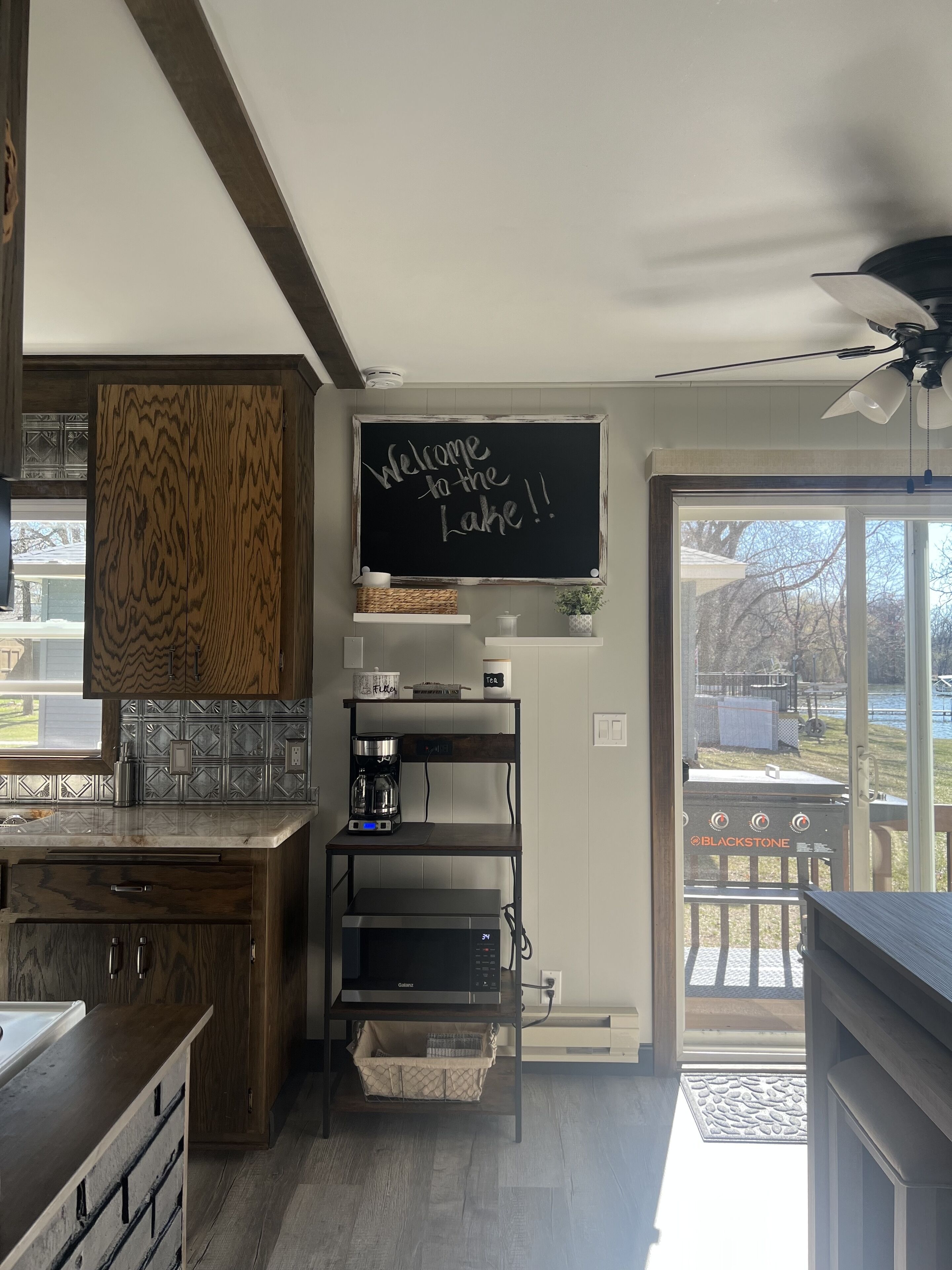 Jääkaappi, mikroaaltouuni, uuni, liesi