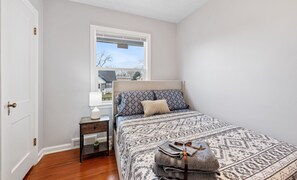 4 bedrooms, iron/ironing board, WiFi, bed sheets - Frances. Cozy pet friendly home. (Omaha)