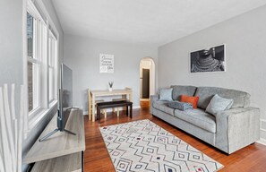 Living area - Frances. Cozy pet friendly home. (Omaha)