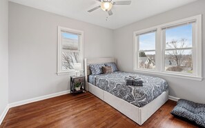 4 bedrooms, iron/ironing board, WiFi, bed sheets - Frances. Cozy pet friendly home. (Omaha)