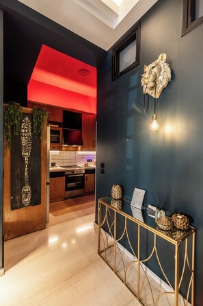 Geladeira, fogão, cafeteira/chaleira, chaleira elétrica