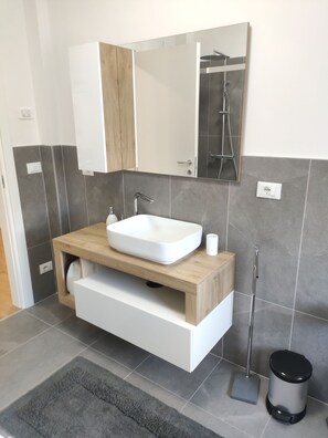 Dusj, hårføner, bidé og håndklær