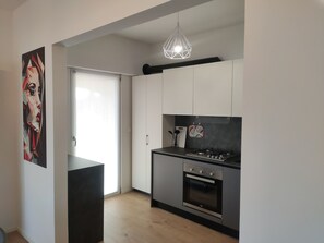 Kjøleskap, ovn, kokeplater og oppvaskmaskin