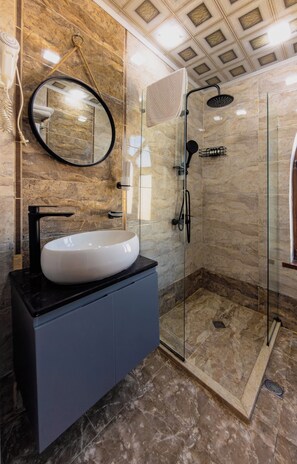 Standard-Zweibettzimmer | Badezimmer | Dusche, Designer-Toilettenartikel, Haartrockner, Bademäntel