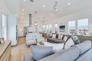 Téléviseur connecté, lecteur de DVD, livres, sélection de films