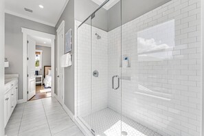 Douche, sèche-cheveux, serviettes fournies